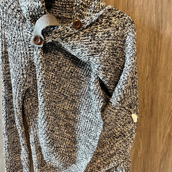 Black and white cute sweater. - Picture 3 of 4